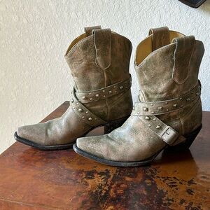 Corral Ladies Distressed Harness Stud Bootie - size 8 M